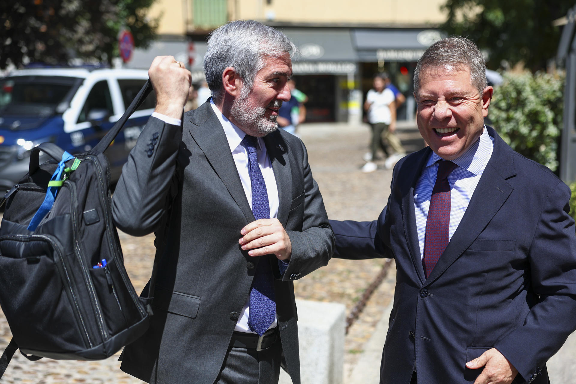 El presidente de Castilla-La Mancha, Emiliano García-Page (d), recibe a su homólogo de Canarias, Fernando Clavijo (i), este miércoles en Toledo. EFE/ Ismael Herrero
