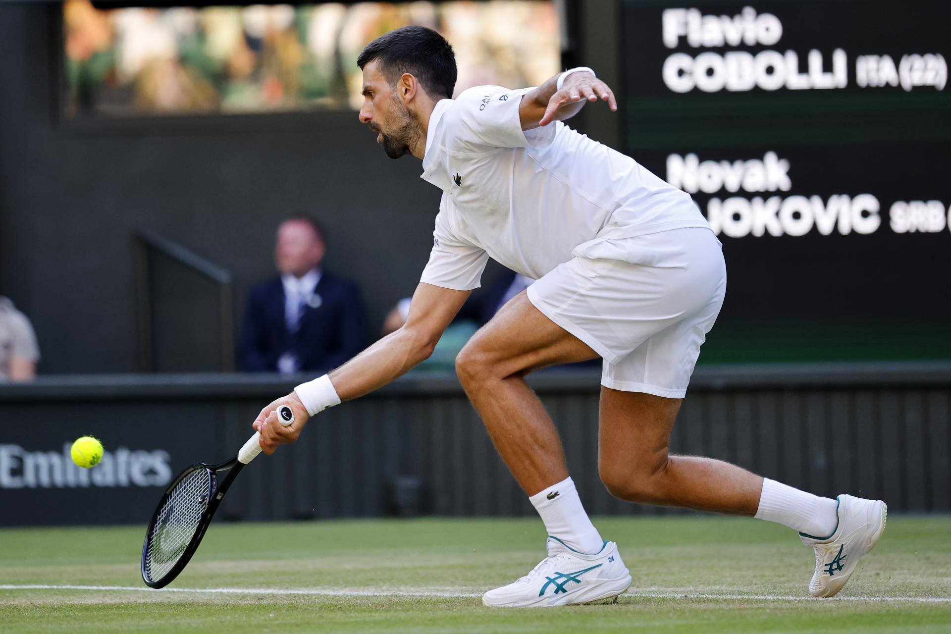 El tenista serbio Novak Djokovicen su partido de cuartos contra el italiano Flavio Cobolli en Wimbledon, Reino Unido. EFE/EPA/TOLGA AKMEN