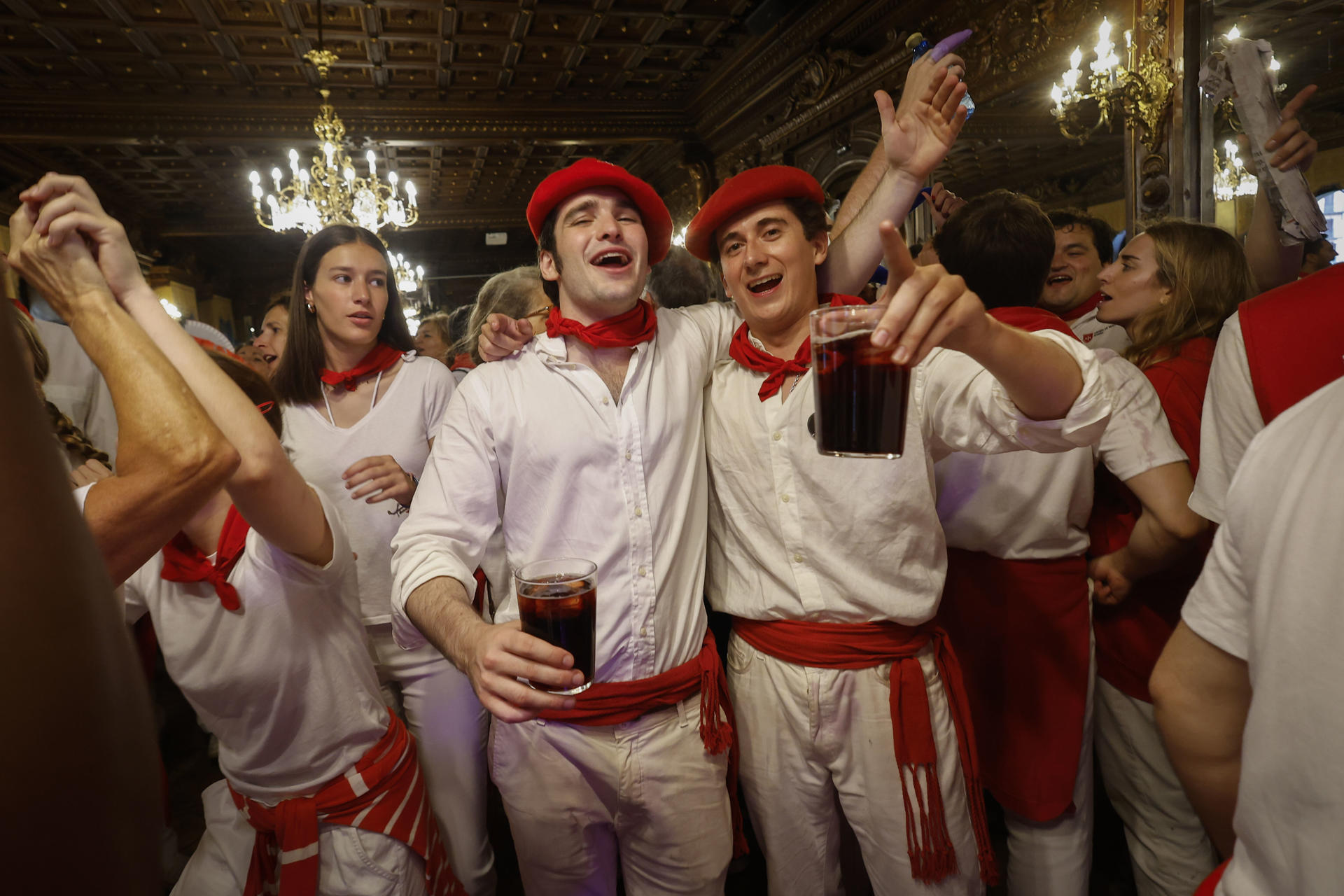 Los Sanfermines atraen a Pamplona cada año a miles de personas y se convierten en un macroevento a nivel internacional, lo que conlleva que, al igual que la población, todos los aspectos se multipliquen, también el consumo de alcohol y drogas. EFE/ Villar López