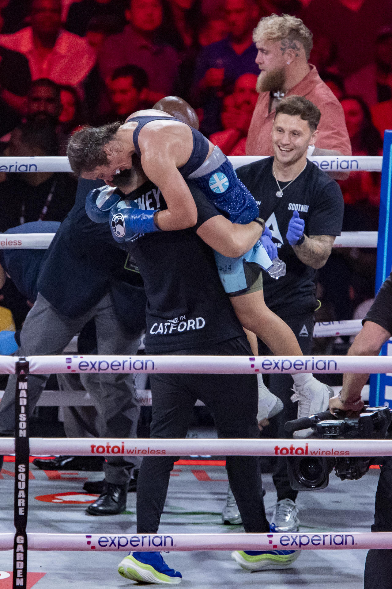 La británica Ellie Scotney (c) derrotó por decisión unánime a la mexicana Yamileth Mercado para arrebatarle la faja de la división supergallo del Consejo Mundial de Boxeo. EFE/Ángel Colmenares
