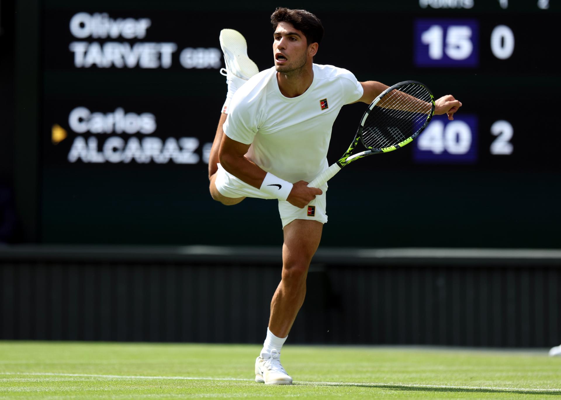 Carlos Alcaraz durante su partido de la segunda tonda del torneo de Wimbledon contra el británico Oliver Tarvet. EFE/EPA/NEIL HALL