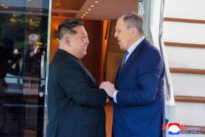 Foto publicada por la agencia estatal KCNA de Corea del Norte que muestra al líder norcoreano, Kim Jong-un (izq.), saludando al ministro de Asuntos Exteriores ruso, Serguéi Lavrov, durante una reunión en Wonsan, Corea del Norte, el 12 de julio de 2025 (publicada el 13 de julio de 2025). EFE/EPA/KCNA EDITORIAL USE ONLY