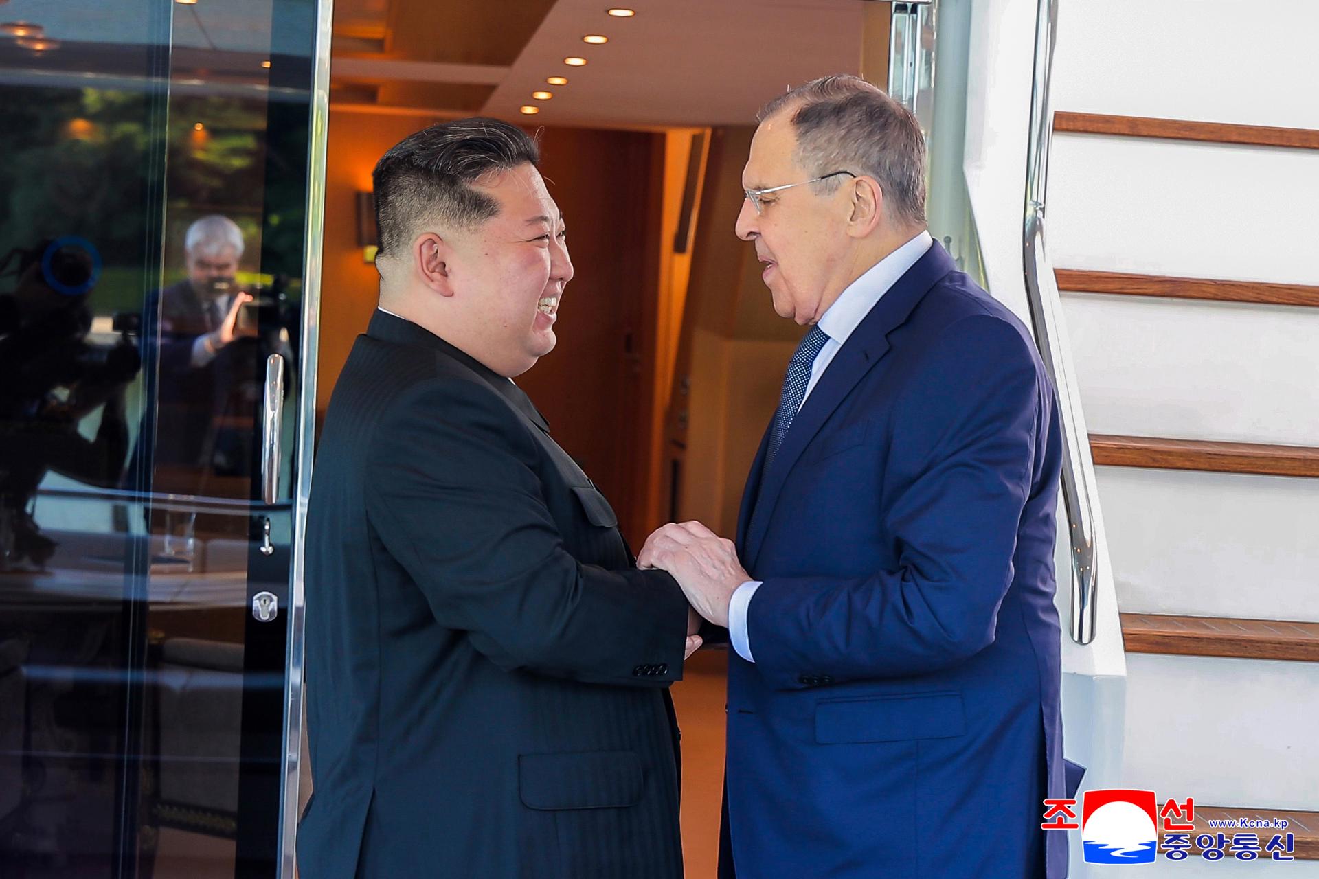 Foto publicada por la agencia estatal KCNA de Corea del Norte que muestra al líder norcoreano, Kim Jong-un (izq.), saludando al ministro de Asuntos Exteriores ruso, Serguéi Lavrov, durante una reunión en Wonsan, Corea del Norte, el 12 de julio de 2025 (publicada el 13 de julio de 2025). EFE/EPA/KCNA EDITORIAL USE ONLY
