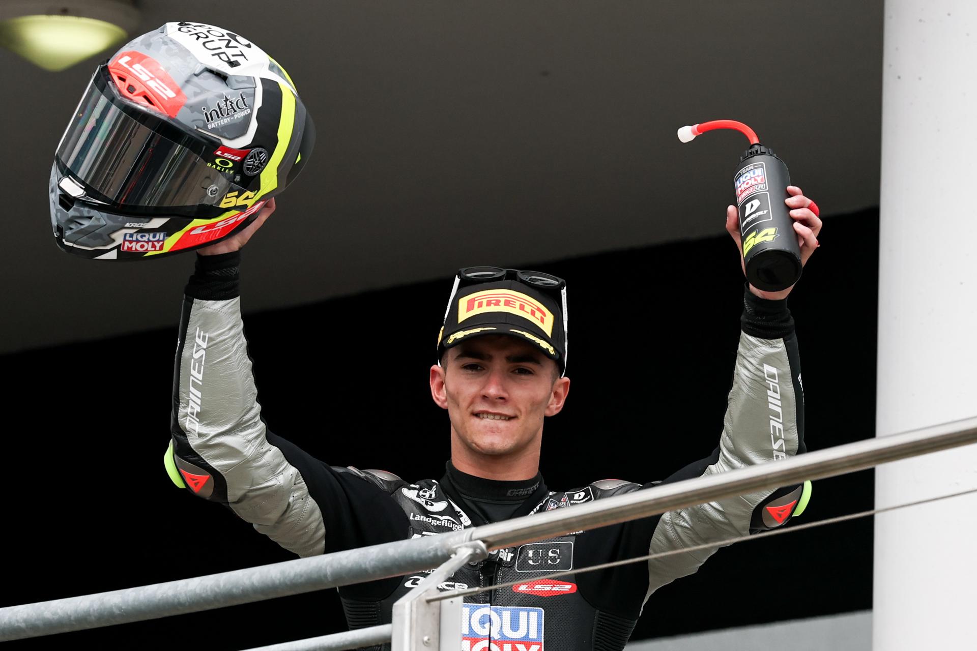 El piloto español de Liqui Moly Dynavolt Intact GP David Muñoz celebra en el podio después de ganar la carrera de Moto3 en el Gran Premio de motociclismo de Alemania, en el circuito de carreras de Sachsenring en Hohenstein-Ernstthal, Alemania. EFE/EPA/FILIP SINGER