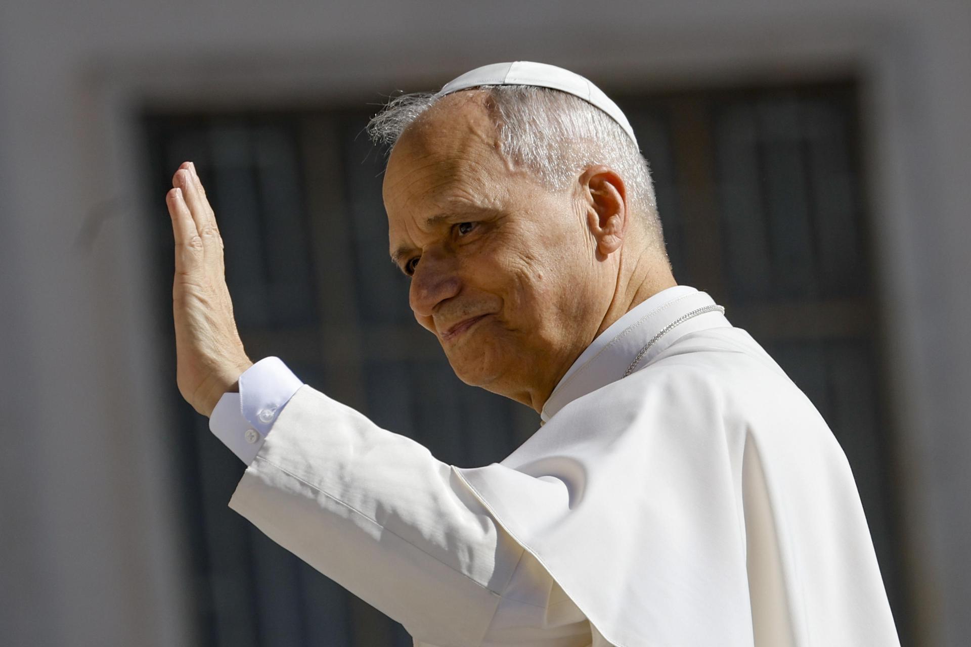 El papa León XIV saluda a los fieles durante su audiencia general semanal en la Plaza de San Pedro, en la Ciudad del Vaticano, el 30 de julio de 2025. EFE/EPA/FABIO FRUSTACI
", "to": "es" }