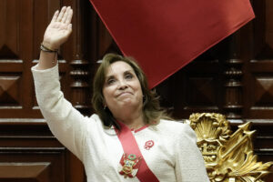 La presidenta de Perú, Dina Boluarte, saluda al finalizar su último informe este lunes, en el Congreso en Lima (Perú). EFE/ John Reyes