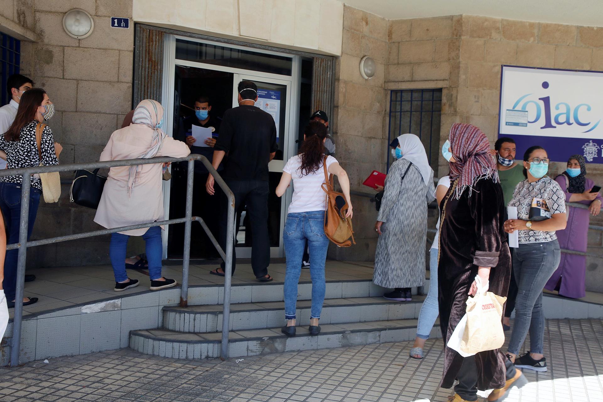 Imagen de archivo de personas esperando su turno para solicitar los documentos con los que pedir el Ingreso Mínimo Vital (IMV). EFE/Francisco G. Guerrero