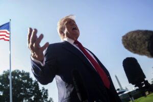 El presidente de EE.UU., Donald Trump, abandona la Casa Blanca, en Washington, EE. UU., rumbo a Escocia en donde se reúna con el primer ministro del Reino Unido, Keir Starmer. EFE/WILL OLIVER