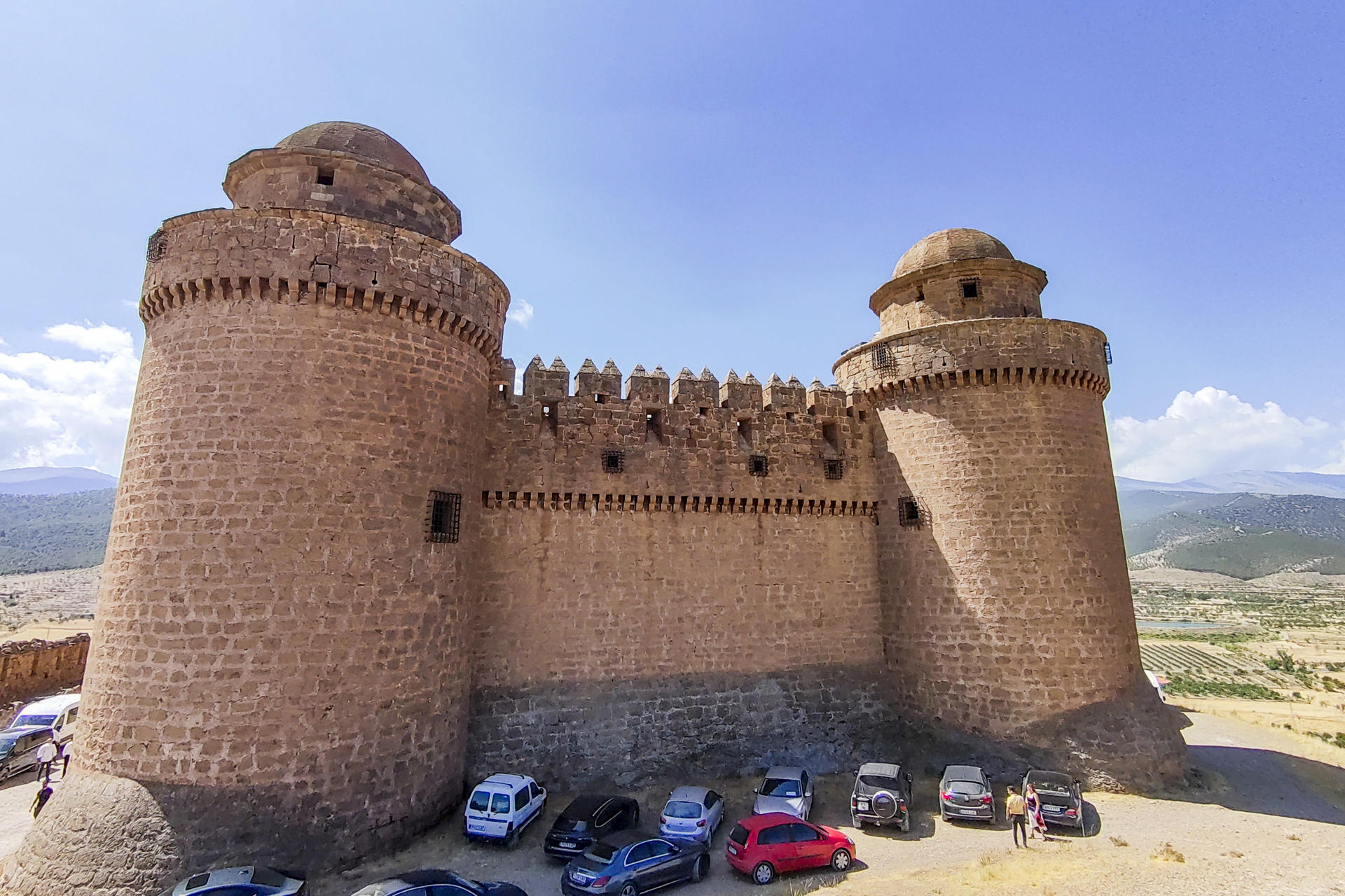 La diputación de granada formaliza la compra del Castillo de la Calahorra en la comarca de Guadix (Granada), este miércoles. El presidente de la Diputación de Granada, Francis Rodríguez, preside el acto institucional de adquisición del Castillo de La Calahorra. EFE/Miguel Ángel Molina
