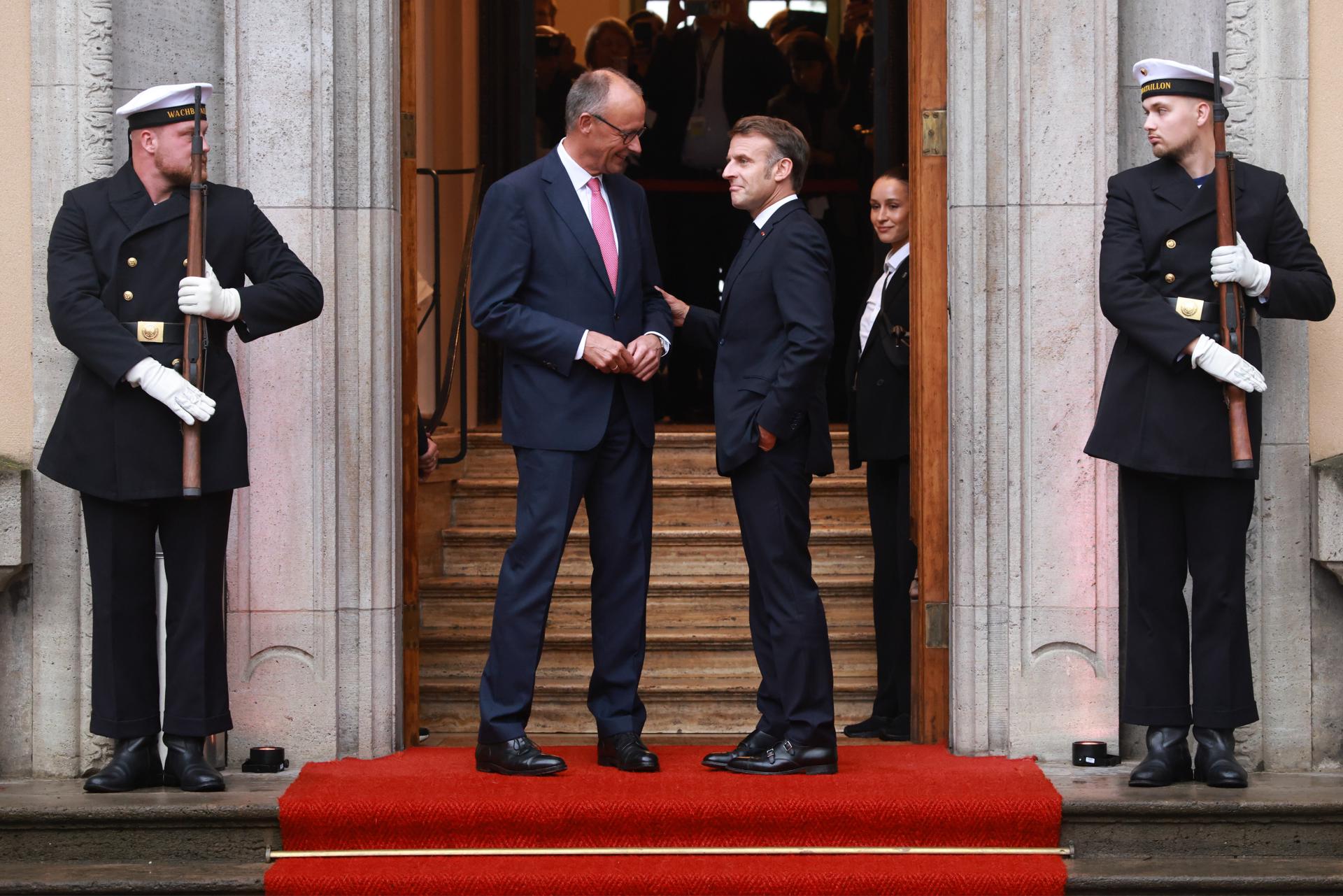 El canciller alemán, Friedrich Merz (izquierda), y el presidente francés, Emmanuel Macron, después de un comunicado de prensa en Villa Borsig en Berlín, Alemania, el 23 de julio de 2025.EFE/EPA/CLEMENS BILAN