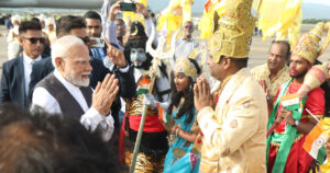 El primer ministro de la India, Narendra Modi (i), saluda a miembros de una agrupación cultural a su llegada este jueves al Aeropuerto Internacional de Piarco (Trinidad y Tobago). EFE/ Karla Ramoo