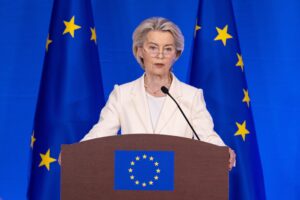 La presidenta de la Comisión Europea, Ursula von der Leyen, habla en una conferencia de prensa en la Delegación de la UE en China, en Beijing, China, el 24 de julio de 2025. La conferencia fue sobre su reunión anterior con el presidente chino, Xi Jinping.EFE/EPA/JESSICA LEE