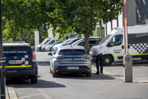 Miembros de la Unidad de Delincuencia Económica y Fiscal (UDEF) de la Policía Nacional han practicado este viernes un registro en la jefatura de la Policía Local de Granada en el marco de la investigación abierta por el Juzgado de Instrucción 4 sobre el presunto amaño de las oposiciones a este cuerpo. EFE/ Miguel Ángel Molina