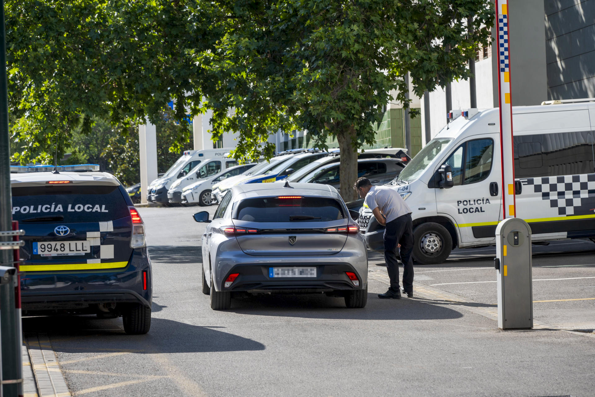 Miembros de la Unidad de Delincuencia Económica y Fiscal (UDEF) de la Policía Nacional han practicado este viernes un registro en la jefatura de la Policía Local de Granada en el marco de la investigación abierta por el Juzgado de Instrucción 4 sobre el presunto amaño de las oposiciones a este cuerpo. EFE/ Miguel Ángel Molina