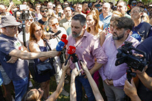 El presidente de Vox, Santiago Abascal (c), realiza declaraciones a los medios este domingo sobre la violación a una joven hace unos días en Alcalá de Henares (Madrid). EFE/ J.J.Guillén