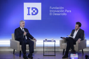 El expresidente colombiano Iván Duque (i) habla con el periodista Lucas Pombo durante la presentación de su libro 'Fuerza y verdad', este miércoles, en Bogotá (Colombia). Duque afirmó que la política se ha convertido un espectáculo y que las democracias están retrocediendo en el mundo, problemas que, en su opinión, se enfrentan con educación y acceso a información de calidad. EFE/ Carlos Ortega