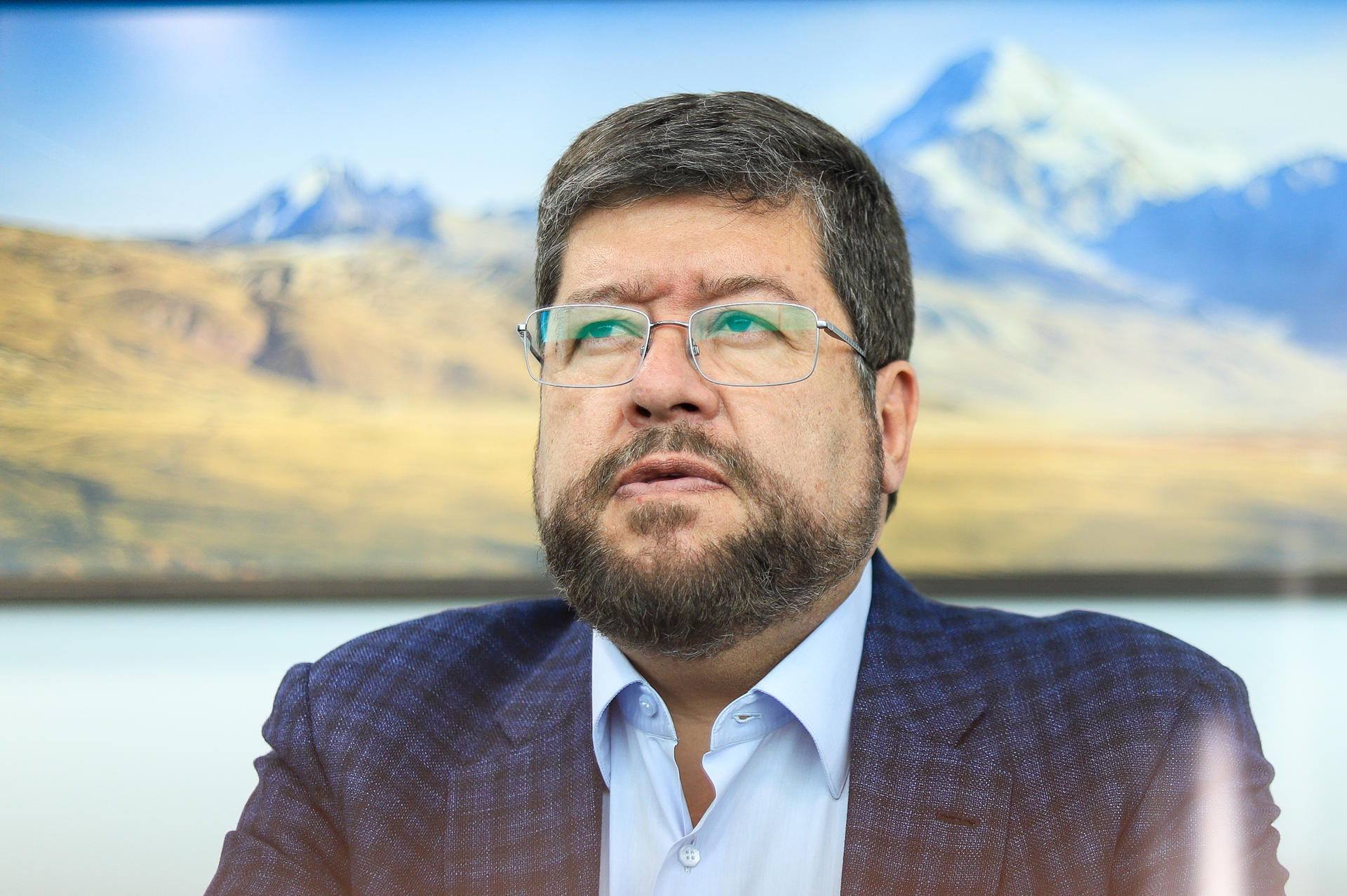 El candidato opositor a la presidencia de Bolivia Samuel Doria Medina habla en una entrevista con EFE este miércoles, en La Paz (Bolivia). EFE/ Gabriel Márquez