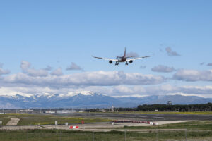 Vista de un avión comercial en el aeropuerto Adolfo Suárez Madrid-Barajas. EFE/ Rodrigo Jiménez