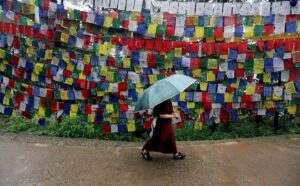 Un monje tibetano camina cerca de las banderas de oración cerca del templo principal tibetano de Tsuglhakhang en McLeod Ganj, cerca de Dharamsala, India, 04 de julio de 2025. EFE/EPA/HARISH TYAGI