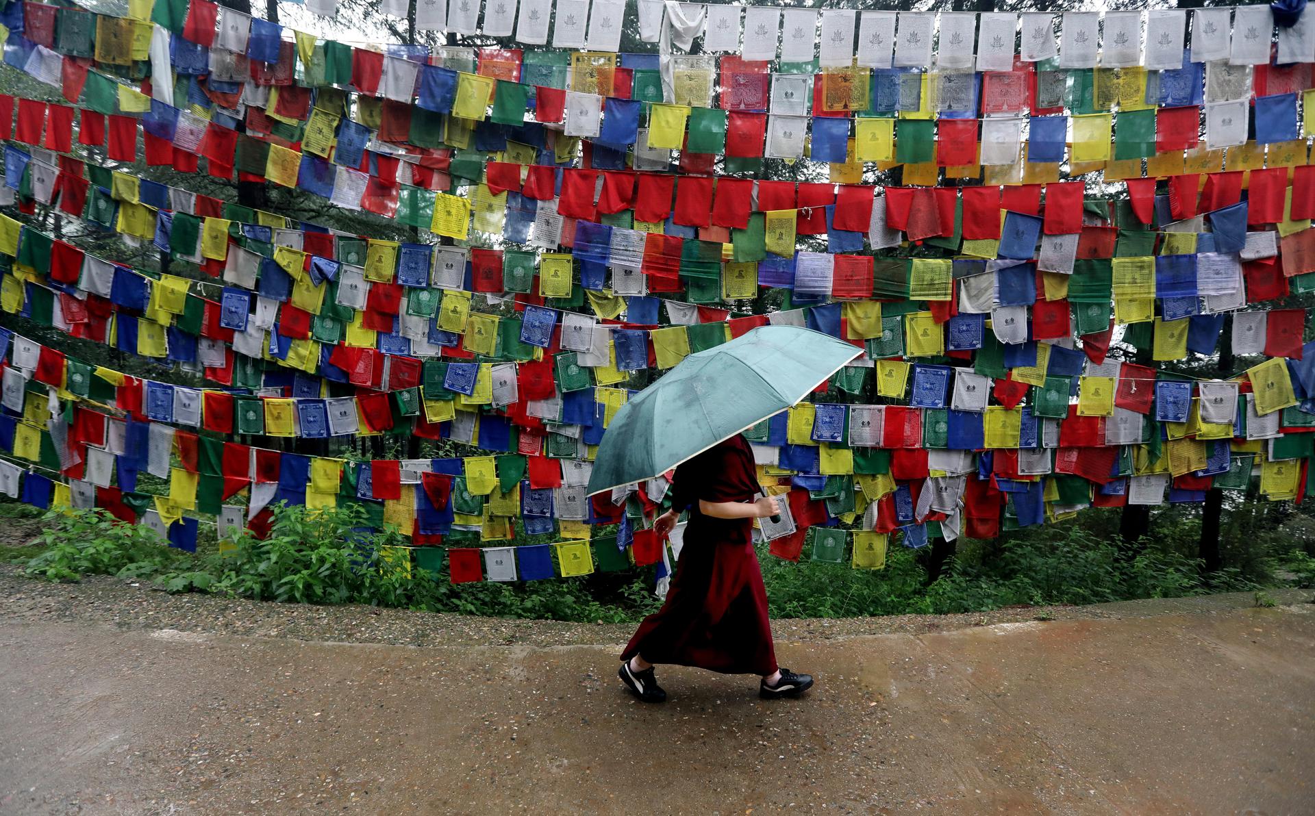 Un monje tibetano camina cerca de las banderas de oración cerca del templo principal tibetano de Tsuglhakhang en McLeod Ganj, cerca de Dharamsala, India, 04 de julio de 2025. EFE/EPA/HARISH TYAGI