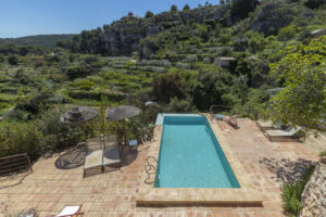 Fotografía de archivo de la piscina del hotel rural. EFE/Marcial Guillén