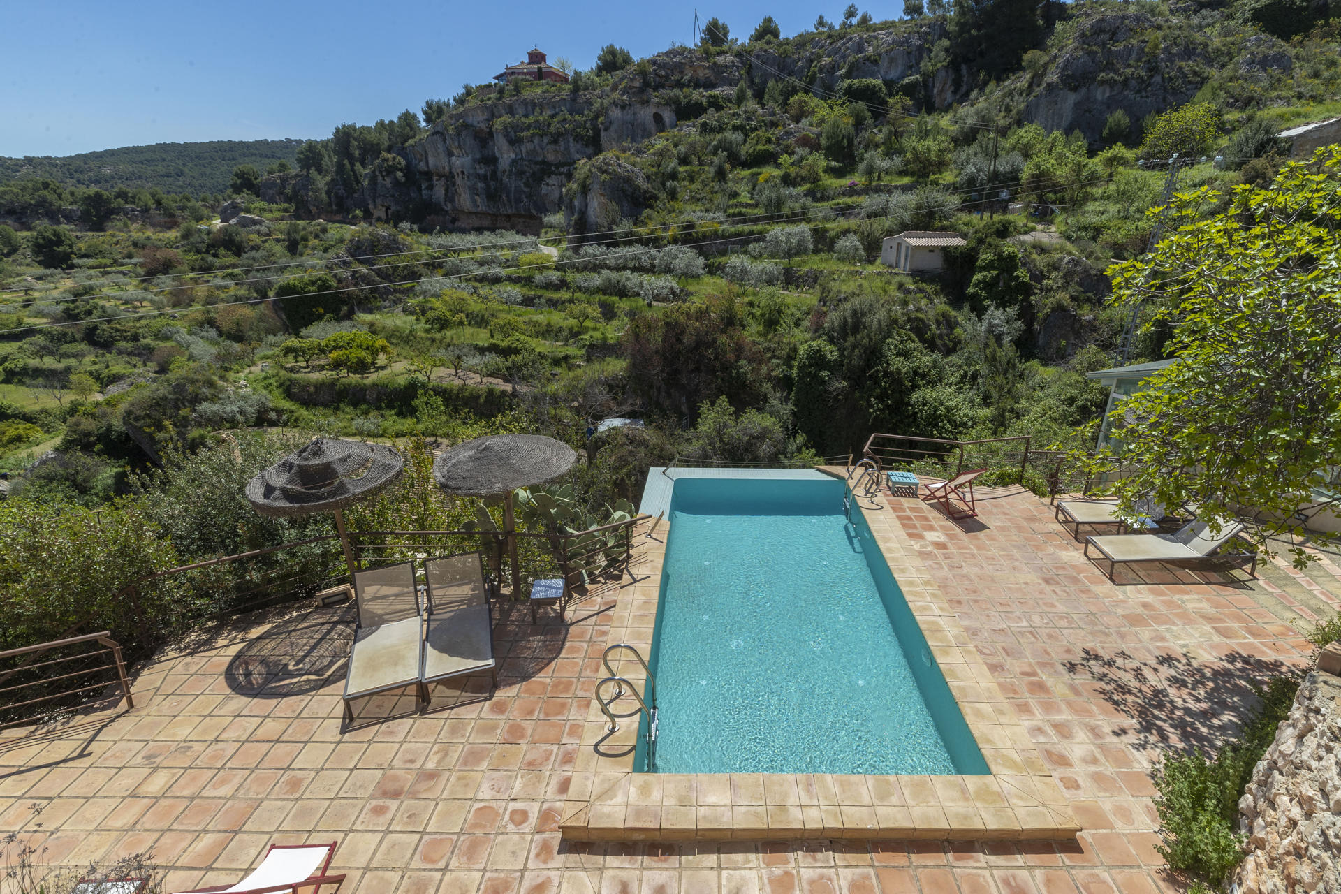 Fotografía de archivo de la piscina del hotel rural. EFE/Marcial Guillén