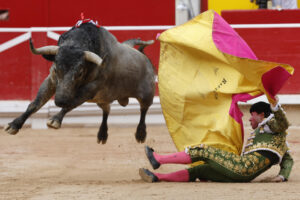 El torero Rafalillo durante la lidia a su segundo toro de la tarde, al que cortó una oreja, en la octava de abono de la Feria de Toro de los Sanfermines 2025 con toros de la ganadería de José Escolar y en la que comparte cartel con los diestros Fernando Robleño y Juan de Castilla.  EFE/ Villar López
