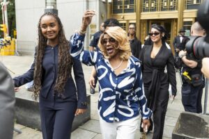 Janice Combs (c), madre del rapero Sean Combs, conocido como Diddy, fue captada este miércoles, 2 de julio, al celebrar a su salida de un tribunal federal, después de que un jurado absolviera a su hijo de los delitos de crimen organizado, tráfico sexual o proxenetismo, en Nueva York (NY. EE.UU.). EFE/Justin Lane