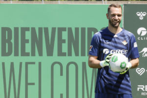 El portero Pau López durante su presentación como nuevos jugadores del Real Betis en la ciudad deportiva Luis del Sol en Sevilla. EFE/ Jose Manuel Vidal