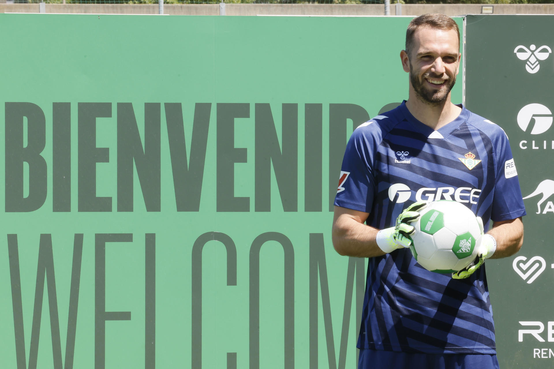 El portero Pau López durante su presentación como nuevos jugadores del Real Betis en la ciudad deportiva Luis del Sol en Sevilla. EFE/ Jose Manuel Vidal