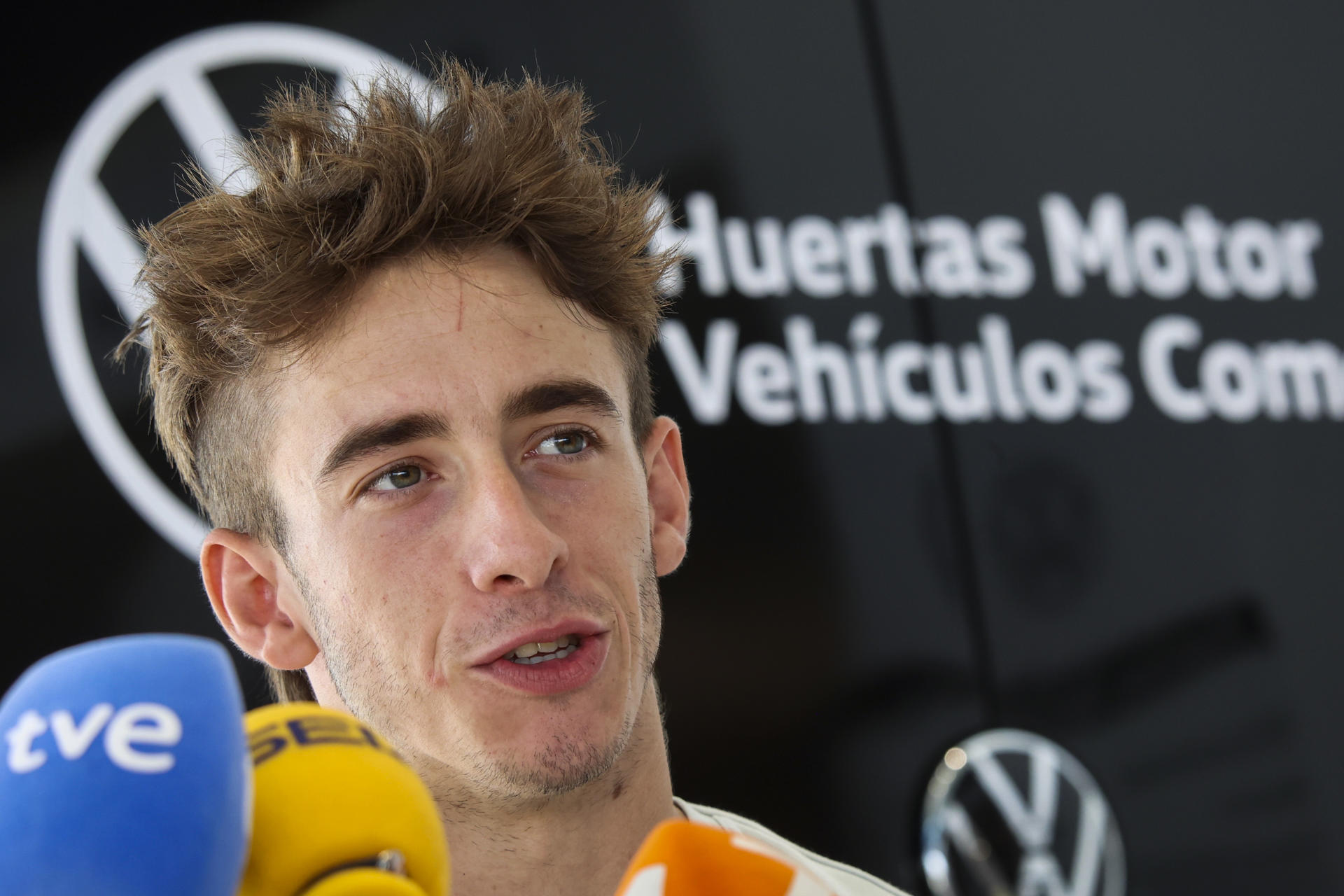 El piloto Pedro Acosta en un evento para presentar oficialmente el acuerdo por el que Huertas Motor Volkswagen Vehículos Comerciales se convierte en socio de movilidad del piloto este miércoles, en Murcia. EFE/ Juan Carlos Caval