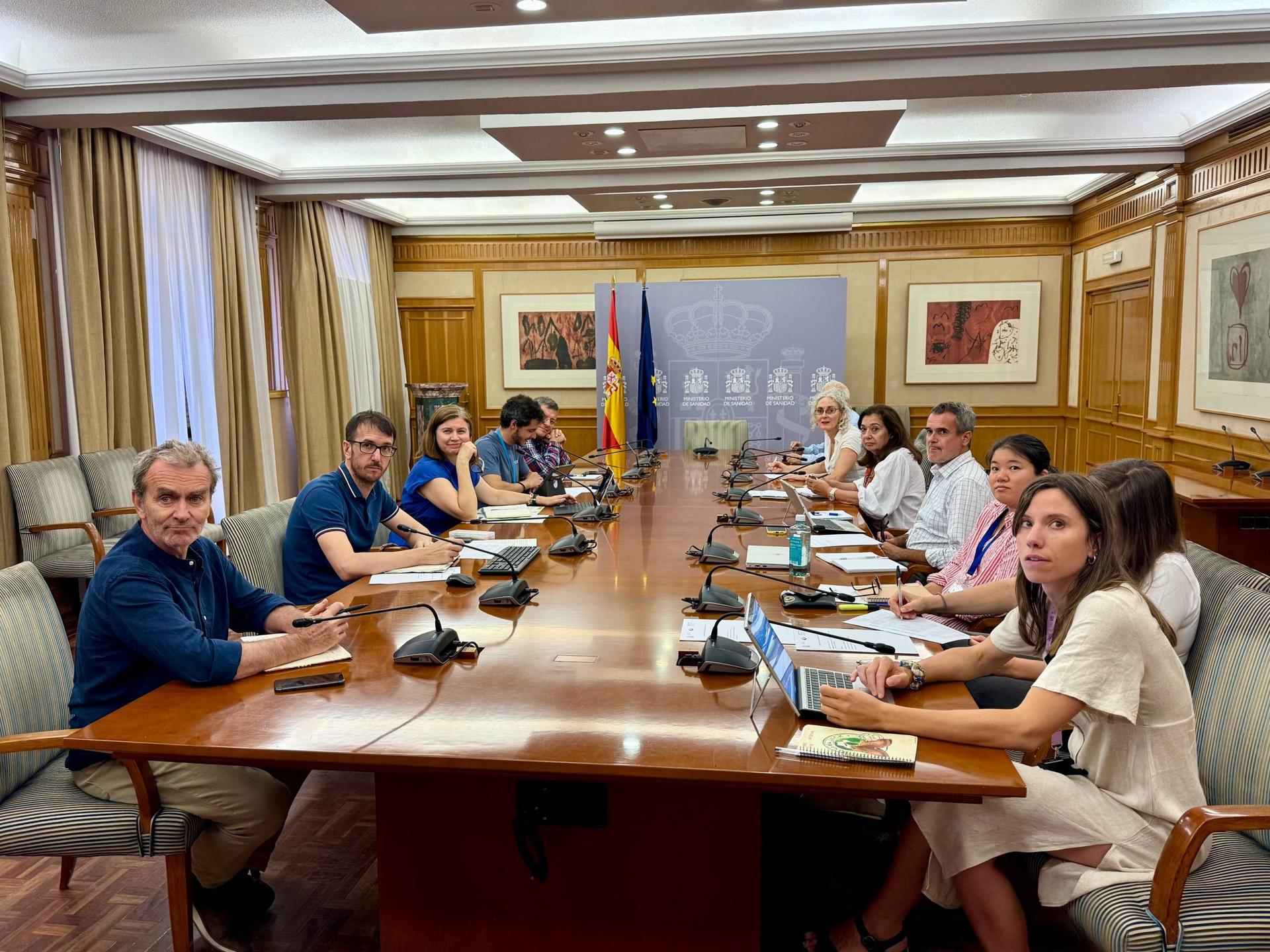 Imagen de la reunión que han mantenido los representantes del Observatorio de Salud y Cambio Climático (OSCC) para analizar la evolución de las temperaturas extremas y su impacto en la salud de la población durante las últimas semanas. EFE Cedida por el Ministerio de Sanidad

