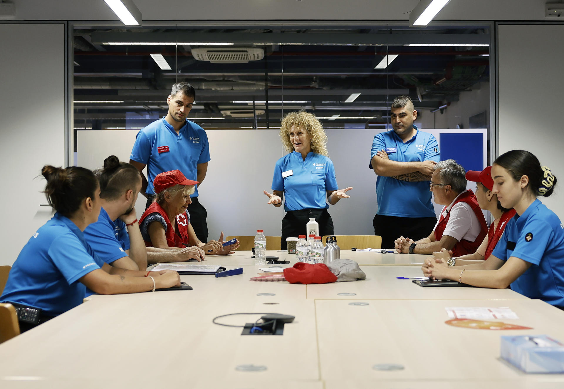 Reunión del Centro de urgencias y emergencias sociales de Barcelona (CUESB) que ha activado el dispositivo previsto en la capital catalana ante la ola de calor. EFE/Andreu Dalmau