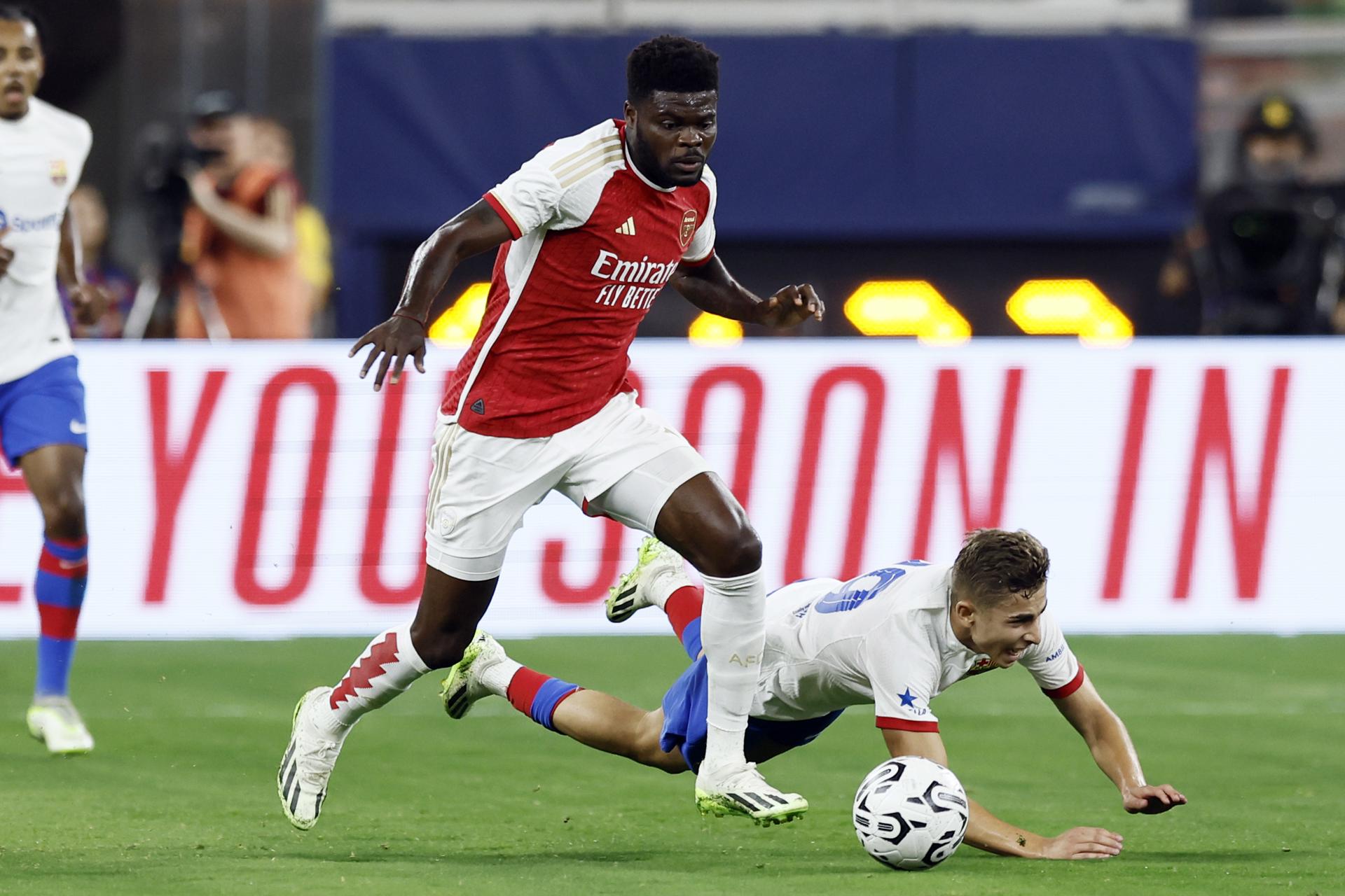 Fotografía de Etienne Laurent, en la que puede verse en una imagen de archivo del 26 de julio de 2023 al centrocampista Thomas Partey (centro), cuando era futbolista del Arsenal. EFE