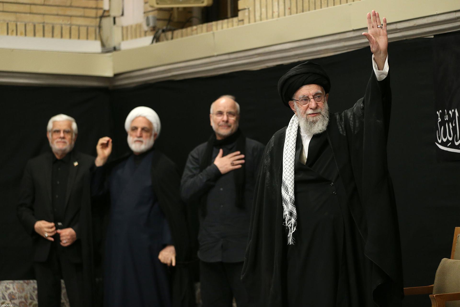 Imagen publicada en la cuenta oficial del líder supremo de Irán, Ali Jameneí @khamenei_ir en la red social X, que muestra a la máxima autoridad política y religiosa de Irán Ali Jameneí, quien apareció en público por primera vez desde la guerra con Israel. EFE/@khamenei_ir