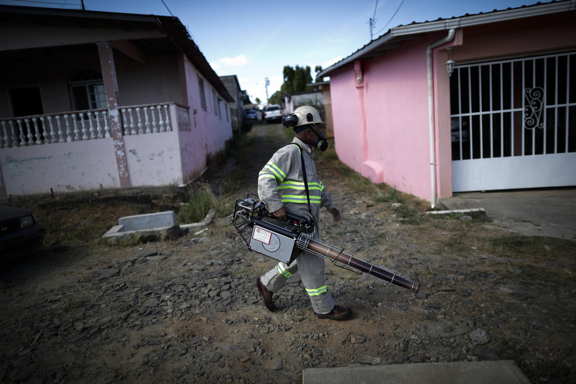 Personal de salud fumiga las calles del barrio San Antonio, en La Chorrera (Panamá), en una fotografía de archivo. EFE/ Bienvenido Velasco