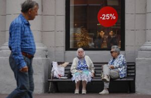 Imagen de archivo de una anciana rusa que vende en la calle paños confeccionados artesanalmente. EFE/EPA/YURI KOCHETKOV