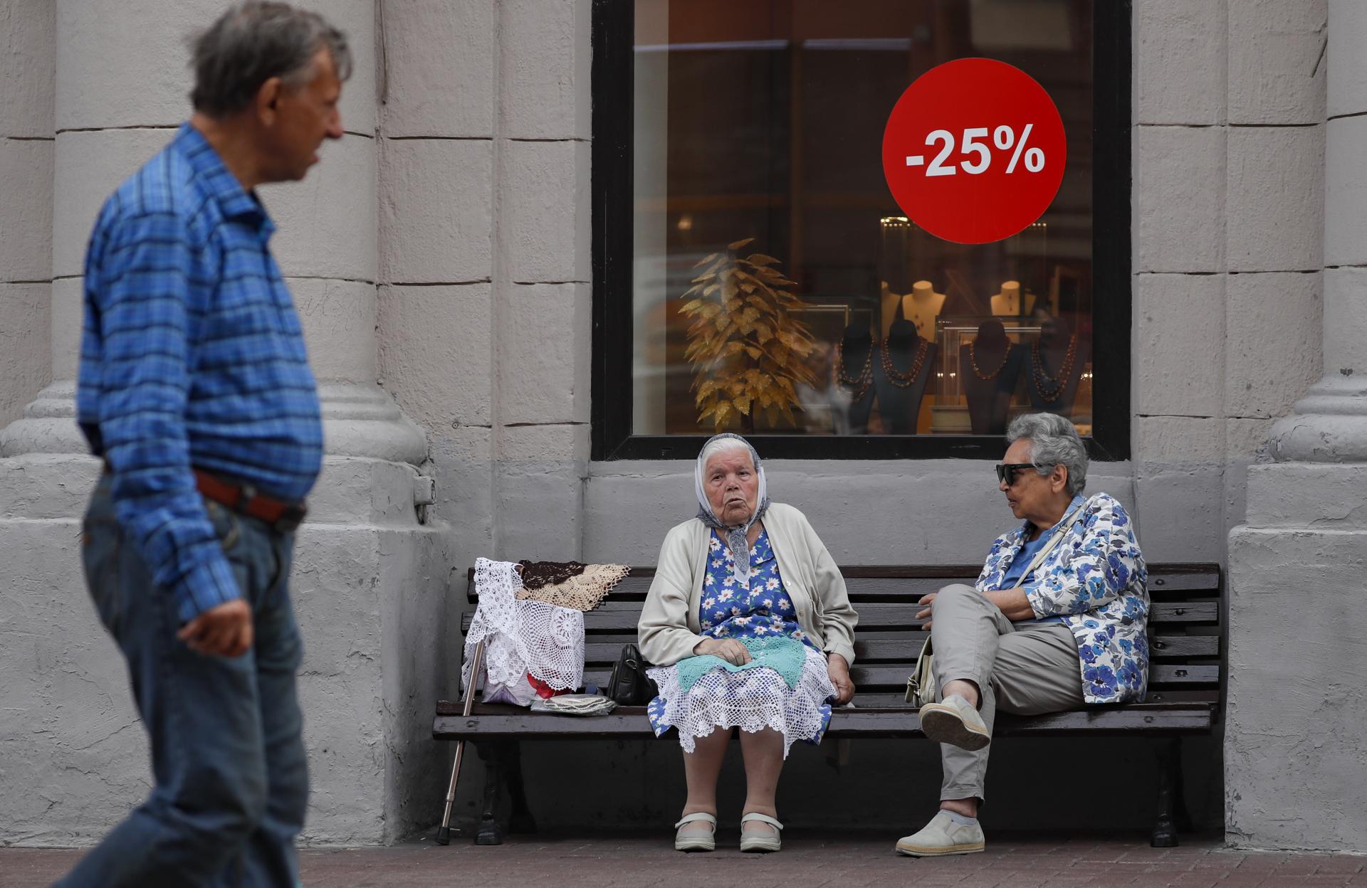 Imagen de archivo de una anciana rusa que vende en la calle paños confeccionados artesanalmente. EFE/EPA/YURI KOCHETKOV