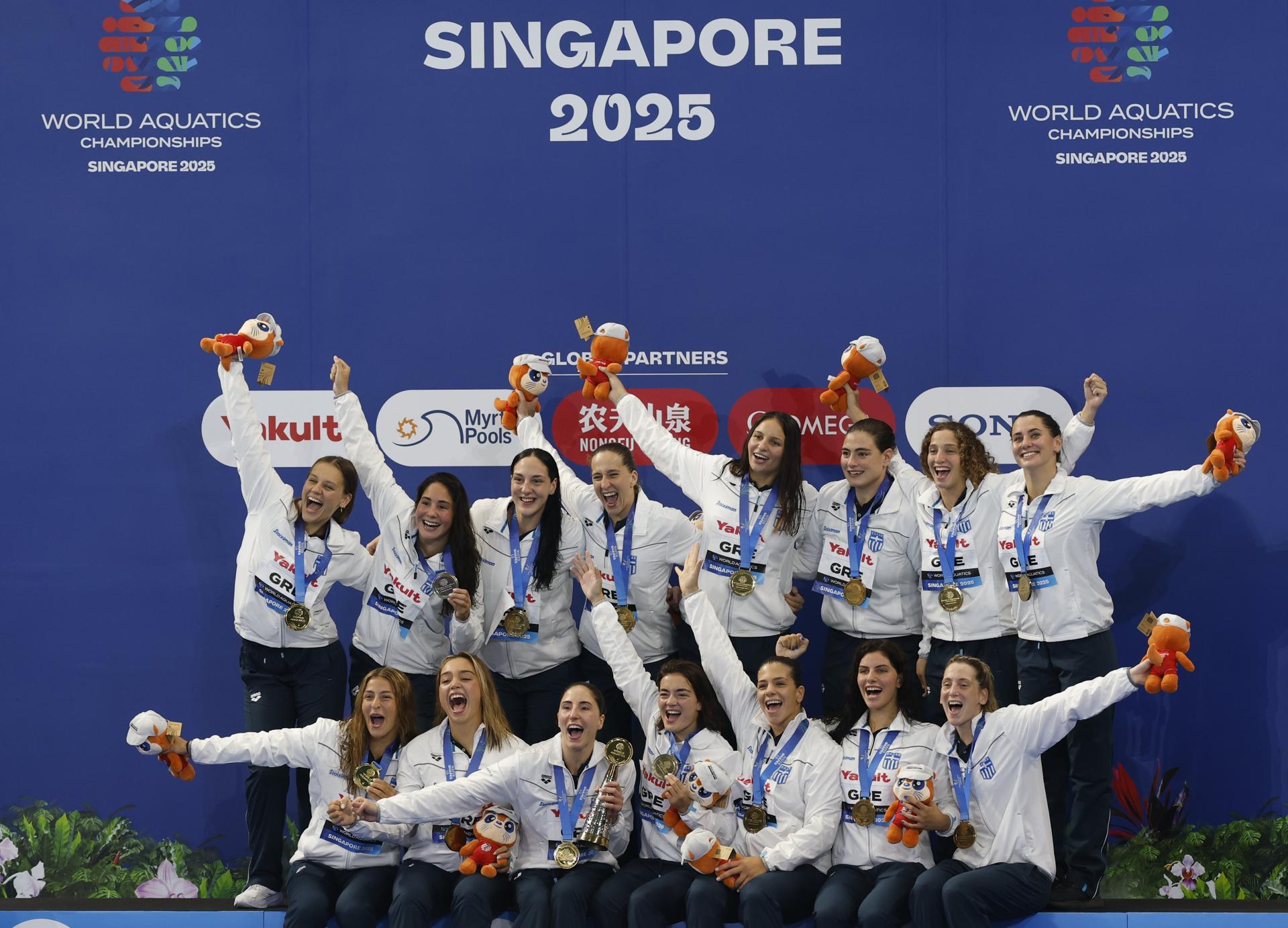 Las jugadoras de la selección de waterpolo de Grecia celebran en el podio su medalla de oro lograda en la final contra Hungría, dentro de los Mundiales de Singapur. EFE/RUNGROJ YONGRIT