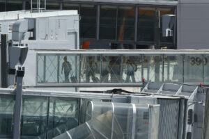 Vista de la llegada de las jugadoras de la Selección española este lunes, al Aeropuerto Adolfo Suárez Madrid-Barajas, en la capital española, tras la derrota ante Inglaterra el domingo en la final de la Eurocopa 2025 celebrada en Suiza. EFE/J.J. Guillen