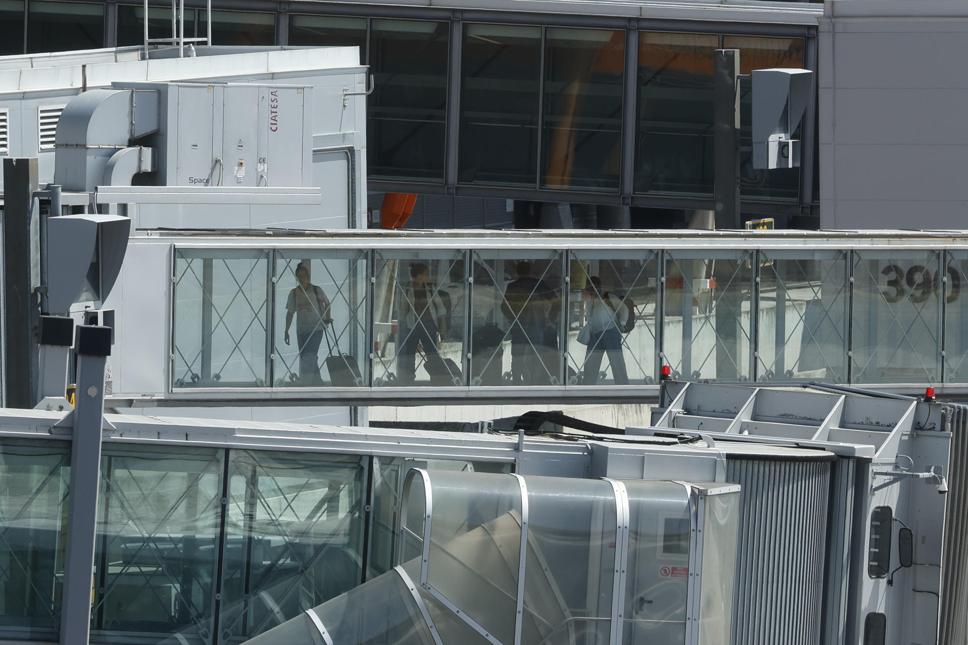 Vista de la llegada de las jugadoras de la Selección española este lunes, al Aeropuerto Adolfo Suárez Madrid-Barajas, en la capital española, tras la derrota ante Inglaterra el domingo en la final de la Eurocopa 2025 celebrada en Suiza. EFE/J.J. Guillen