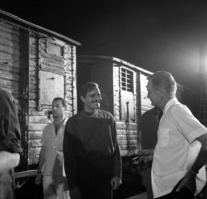 Madrid, 30/07/1965.- Rodaje de la producción de Hollywood Doctor Zhivago del director David Lean en escenarios de la capital española. La estación de tren de Delicias se convirtió en la estación de trenes de Moscú en la que Zhivago da la bienvenida a Tonya, su prometida.EFE/Luis Alonso/ARCHIVO