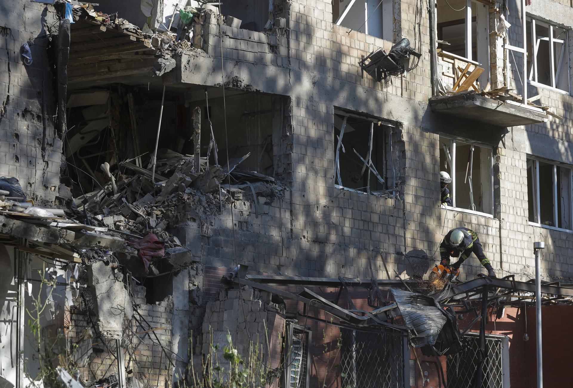Rescatistas ucranianos trabajan en el lugar de un ataque ruso con drones un edificio residencial de cinco pisos en Kiev, el 4 de julio de 2025. EFE/EPA/SERGEY DOLZHENKO