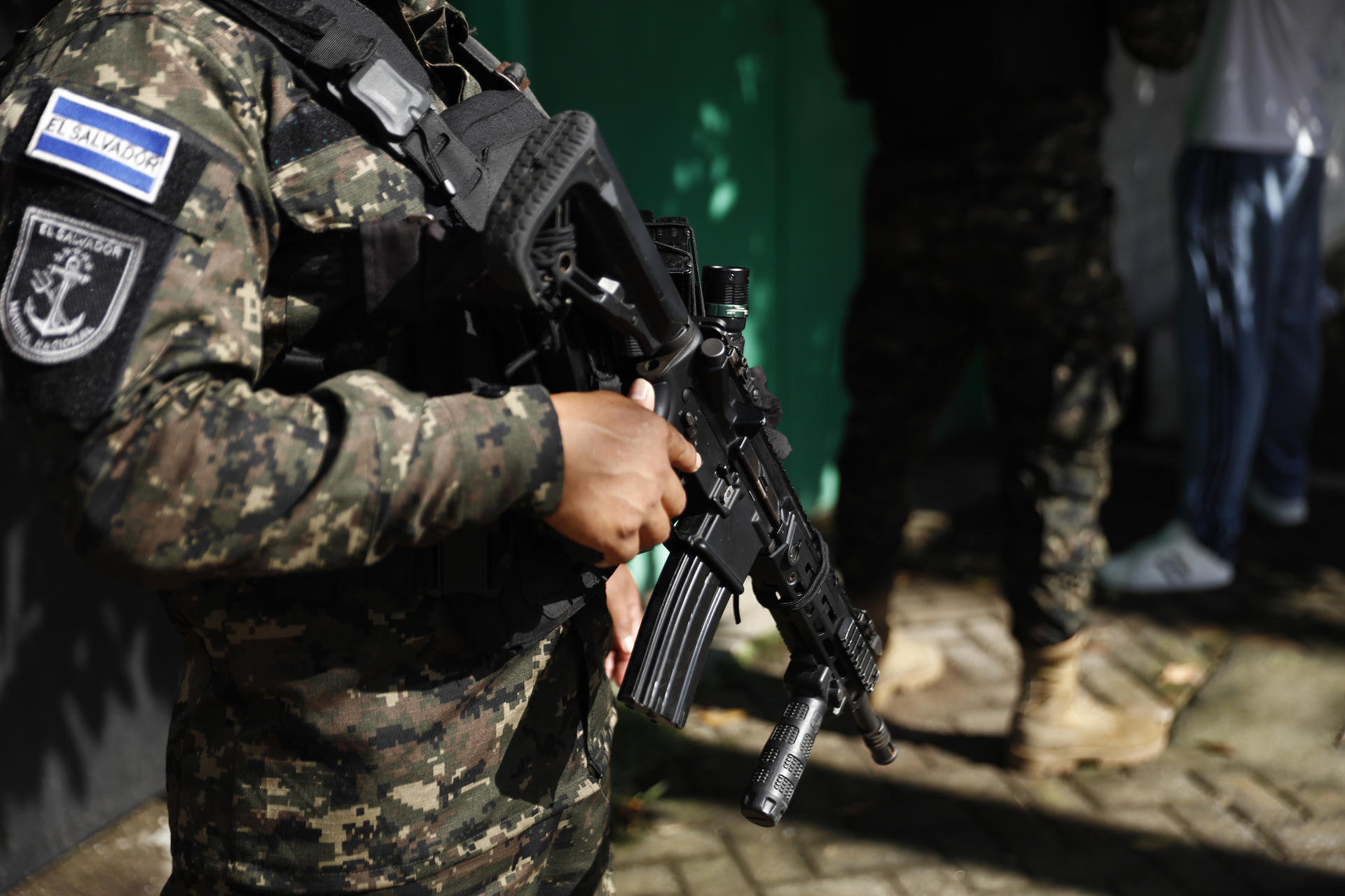 Un integrante de la Marina Nacional participa en un operativo este jueves, en Ilopango (El Salvador). EFE/ Rodrigo Sura