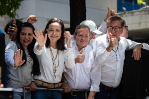 Fotografía del 28 de agosto de 2024 donde se observa al exdiputado venezolano Juan Pablo Guanipa (2-d) junto a la líder opositora venezolana María Corina Machado (2-i), durante una manifestación de la oposición, en Caracas (Venezuela). EFE/ Ronald Peña R.