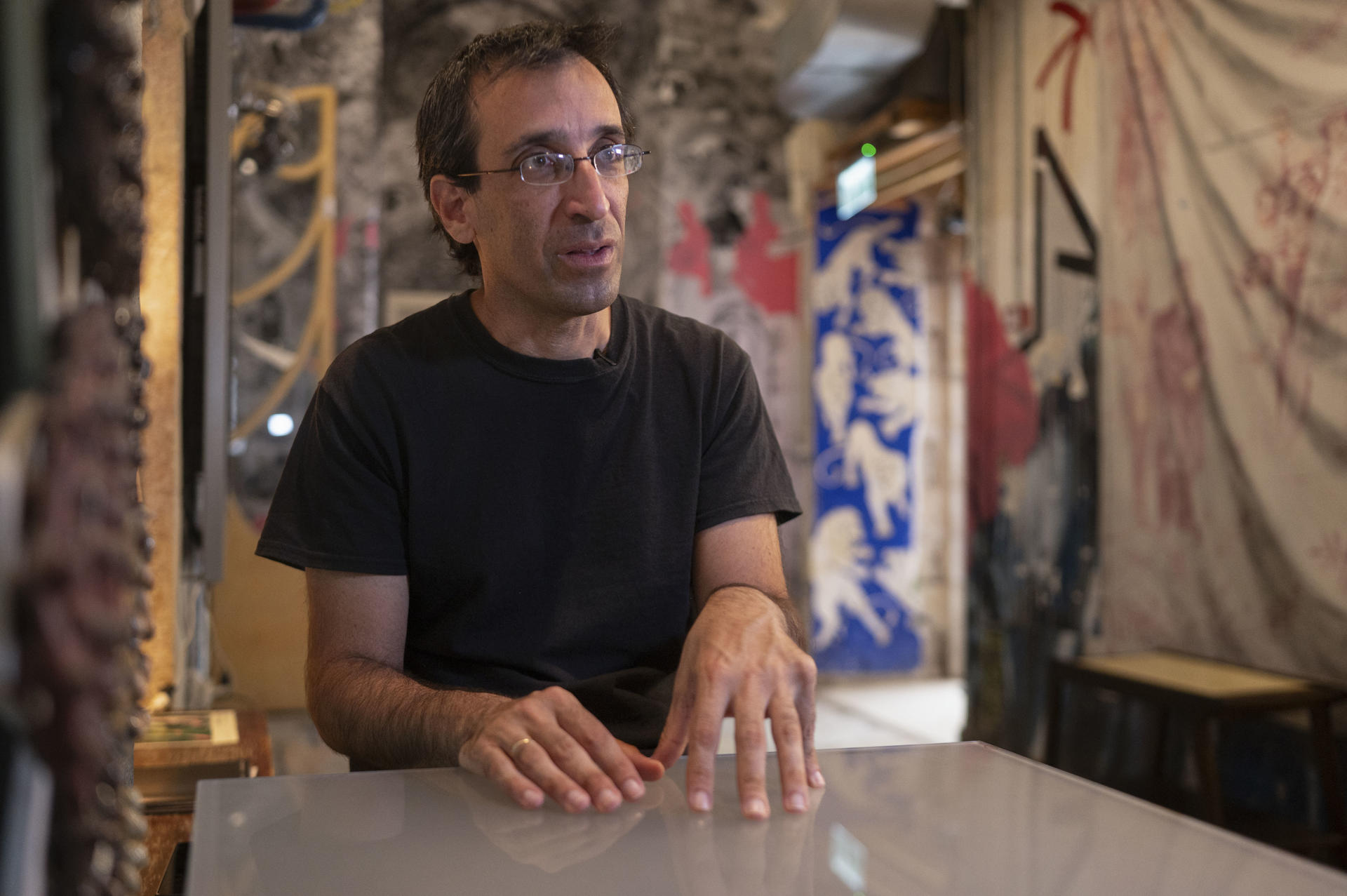 El historiador israelí Lee Mordechai, doctorado en Historia por la Universidad de Princeton, podría ser considerado por muchos una anomalía. Desde hace un año y medio documenta posibles crímenes de guerra perpetrados por su país en Gaza, y no duda en mencionar esa palabra que pocos quieren oír: genocidio. "Aquí (en Israel) que todo está relacionado con la Segunda Guerra Mundial... nos preguntamos, ¿cómo pudo pasar eso? Todos mantuvieron una vida normal. Y ahora vemos que puede volver a ocurrir, que no es tan difícil", dice Mordechai, en una entrevista con EFE en Jerusalén. EFE/ Magda Gibelli