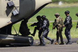 Integrantes de las Fuerzas Armadas de Panamá y Estados Unidos, realizan ejercicios conjuntos para reforzar la preparación ante amenazas a la seguridad del Canal de Panamá y otras infraestructuras estratégicas del país centroamericano, este lunes en la Base Aérea Teniente Octavio en Panamá Pacífico. EFE/ Bienvenido Velasco