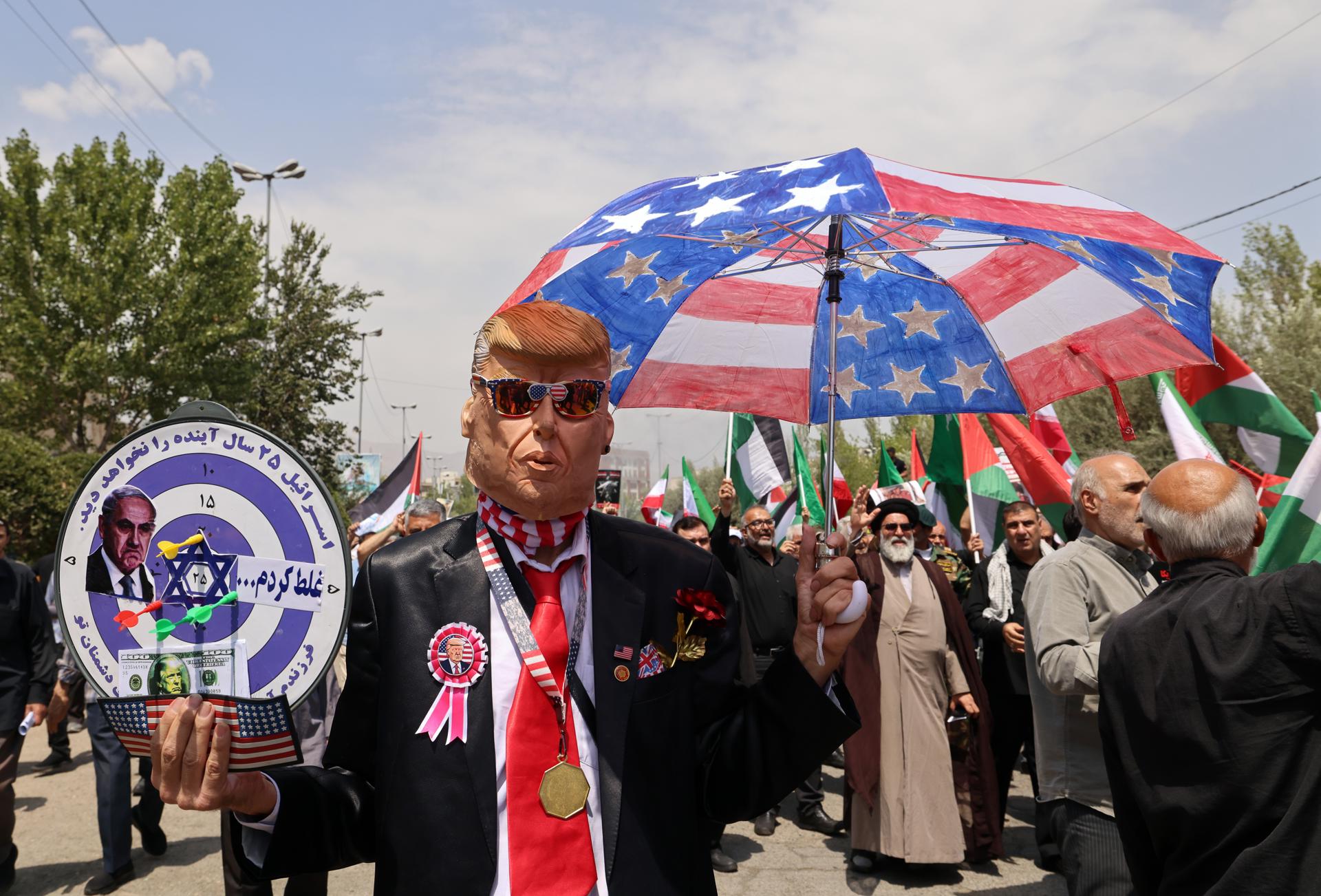 TEHRAN (Iran (Islamic Republic Of)), 25/07/2025.- Iranians take part in an anti-Israeli rally against the malnutrition situation in Gaza, in Tehran, Iran, 25 July 2025. At least 113 Palestinians, including more than 80 children, have died due to famine and malnutrition in the Gaza Strip, the Palestinian Ministry of Health said on 24 July. (Protestas, Teherán) EFE/EPA/ABEDIN TAHERKENAREH