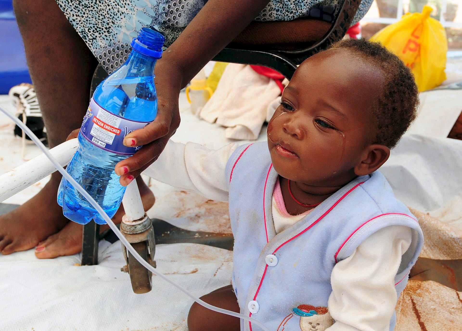 En la imagen de archivo, un bebé recibe tratamiento para el cólera en un hospital de campaña montado en la localidad de Mandimbo (Sudáfrica). EFE PROHIBIDA SU PUBLICACIÓN EN SURÁFRICA