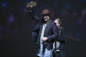 El cubano Fabien Pisani con su trabajo 'En la caliente- Historias de un Guerrero del Reguetón', recibe el reconocimiento como ganador del Premio Gabo 2025 en la categoría ‘Imagen’, durante la ceremonia de entrega realizada este sábado en el Teatro Jorge Eliécer Gaitán, en Bogotá (Colombia). EFE/Carlos Ortega